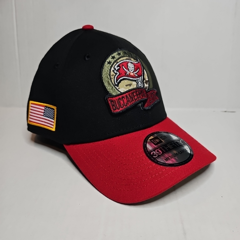 Tampa Bay Bucs NFL New Era 2022 Salute To Service 39THIRTY Flex Hat Medium Large